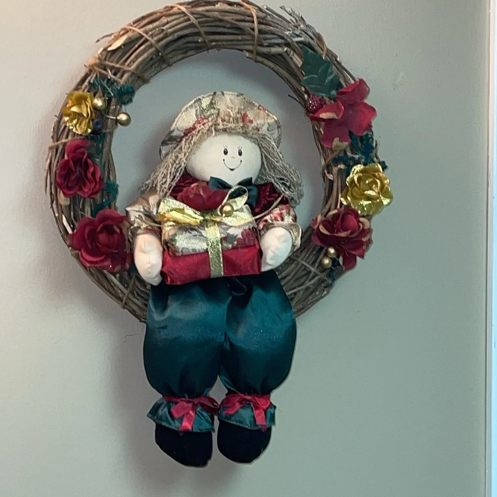 🎄Holiday Vine Ring Wreath With Doll Bearing Gifts 🎄